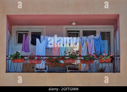 Wäsche trocknen auf dem Balkon eines Gebäudes Stockfoto