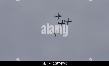 Zeltweg, Österreich 6. SEPTEMBER 2019 vier Militärflugzeuge im Flug in Formation am bewölkten Himmel. Speicherplatz kopieren. SAAB 105 der österreichischen Luftwaffe Stockfoto