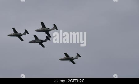 Zeltweg, Österreich 6. SEPTEMBER 2019 vier Militärflugzeuge im Flug in Formation am bewölkten Himmel. Speicherplatz kopieren. SAAB 105 der österreichischen Luftwaffe Stockfoto