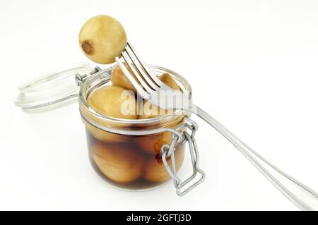 Vorratsglas gefüllt mit eingelegten Zwiebeln in Malzessig Stockfoto