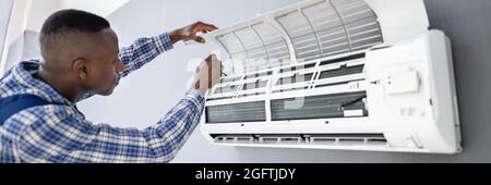 Techniker von AC-Elektrikern bei der Reparatur von Klimaanlagen Stockfoto