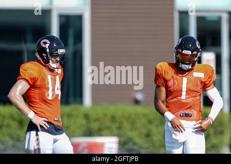 Chicago Bears Quarterbacks Andy Dalton (14) und Justin Fields (1) während des Trainingslagers in Halas Hall, Donnerstag, 26. August 2021, in Lake Forest, Illinois. (Max Siker/Image of Sport) Stockfoto