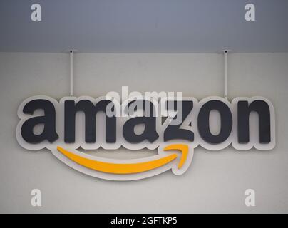 Dresden, Deutschland. August 2021. Das Logo von Amazon ist am Eingang über dem Amazon Development Center Dresden zu sehen. Das Online-Versandunternehmen Amazon hat heute das neue Forschungs- und Entwicklungszentrum eröffnet. IT-Experten sollen hier am Cloud-Dienst Amazon Web Services arbeiten. Quelle: Robert Michael/dpa-Zentralbild/dpa/Alamy Live News Stockfoto