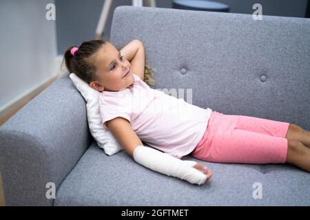 Junges Mädchen Mit Armbruch Und Guss Stockfoto