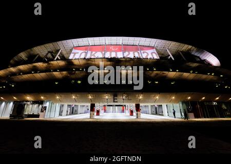 Tokio, Japan. August 2021. Blick auf das Kengo Kuma-Nationalstadion in Shinjuku, das Herzstück der Olympischen und Paralympischen Einrichtungen in Tokio. Kredit: SOPA Images Limited/Alamy Live Nachrichten Stockfoto