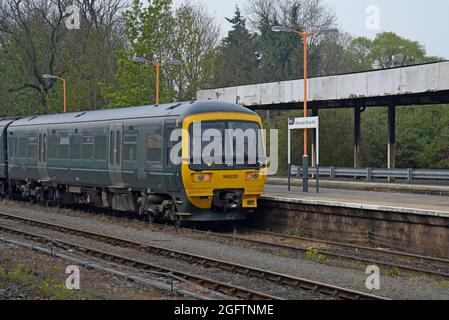 Eine GWR Class 166 NetWorker Turbo DMU am Bahnhof Worcester Strauch Hill. Mai 2021 Stockfoto