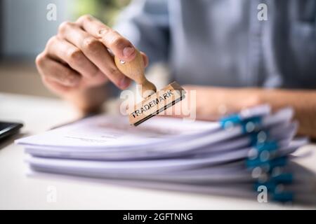 Markenschutz Gummistempel Auf Papier Im Büro Stockfoto