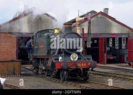 Loco Driver steigt in das Fahrerhaus der Great Western-Laie-Tanklok 4144, die im Didcot Railway Center, Oxfordshire, zur Arbeit bereit ist Stockfoto