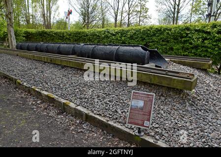 Der verbleibende Abschnitt der Gusseisenleitung der Atmospheric Railway von Brunel in South Devon, der jetzt im Didcot Railway Centre, Oxfordshire, ausgestellt wird Stockfoto