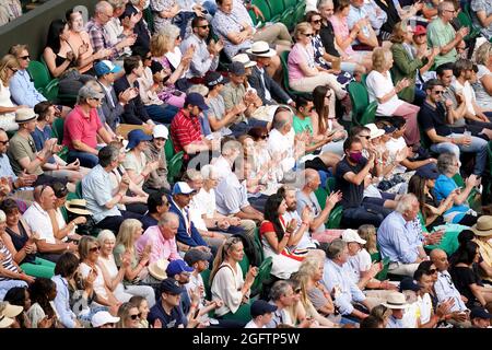 Aktenfoto vom 01-07-2021 von Fans auf dem Center Court. Stockfoto