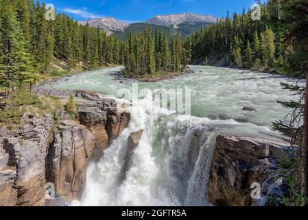 Spektakuläre Aussicht auf die Sunwapta-Wasserfälle im Jasper National Park, Alberta, Kanada. Stockfoto