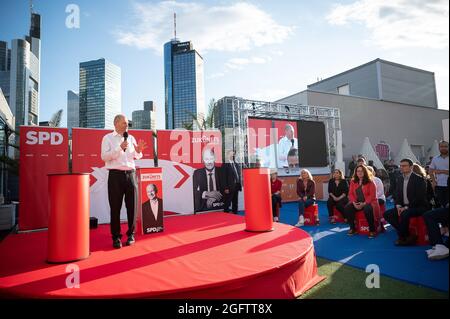 26. August 2021, Hessen, Frankfurt am Main: Bundesfinanzminister und SPD-Kanzlerkandidat Olaf Scholz spricht bei einer Diskussion unter dem Motto „Zusammenfassung. Solidarität. Zugehörigkeit.“. Im Hintergrund sind die Bürotürme der Skyline der Innenstadt zu sehen. Foto: Sebastian Gollnow/dpa Stockfoto