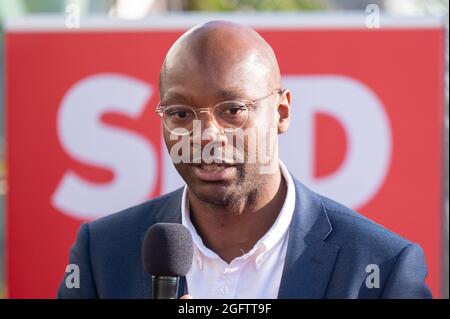 26. August 2021, Hessen, Frankfurt/Main: Armand Zorn, SPD-Bundestagskandidat für den Wahlkreis Frankfurt am Main I, spricht bei einer Diskussion unter dem Motto „Zusammenfassung. Solidarität. Zugehörigkeit.“. Foto: Sebastian Gollnow/dpa Stockfoto