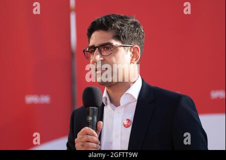 26. August 2021, Hessen, Frankfurt/Main: Kaweh Mansoori, SPD-Bundestagskandidat im Wahlkreis Frankfurt am Main II, spricht bei einer Diskussion unter dem Motto „Zusammenfassung. Solidarität. Zugehörigkeit.“. Foto: Sebastian Gollnow/dpa Stockfoto