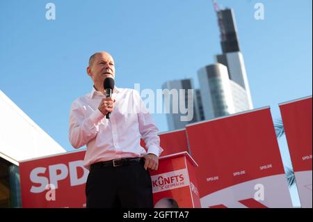 26. August 2021, Hessen, Frankfurt am Main: Bundesfinanzminister und SPD-Kanzlerkandidat Olaf Scholz spricht bei einer Diskussion unter dem Motto „Zusammenfassung. Solidarität. Zugehörigkeit.“. Im Hintergrund sind die Bürotürme der Skyline der Innenstadt zu sehen. Foto: Sebastian Gollnow/dpa Stockfoto