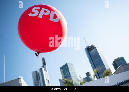 26. August 2021, Hessen, Frankfurt/Main: Ein Ballon mit der Aufschrift der SPD schwebt vor der Skyline der Innenstadt. Foto: Sebastian Gollnow/dpa Stockfoto