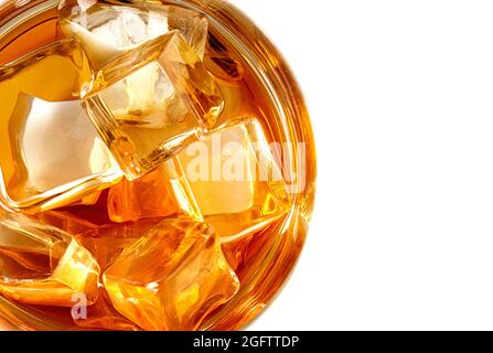 Whiskey mit Eis in Glas isoliert auf weißem Hintergrund. Draufsicht Stockfoto