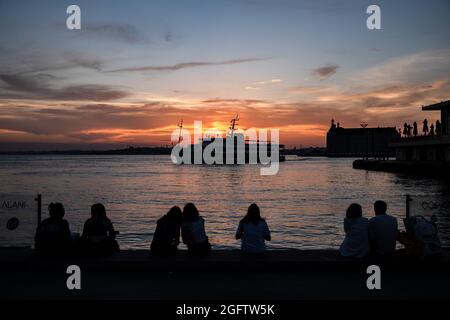 Istanbul, Türkei. Juni 2021. Menschen, die am Strand von Kadikoy sitzen und den Sonnenuntergang beobachten. (Foto von Onur Dogman/SOPA Images/Sipa USA) Quelle: SIPA USA/Alamy Live News Stockfoto