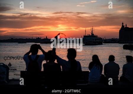 Istanbul, Türkei. Juni 2021. Menschen, die am Strand von Kadikoy sitzen und den Sonnenuntergang beobachten. (Foto von Onur Dogman/SOPA Images/Sipa USA) Quelle: SIPA USA/Alamy Live News Stockfoto