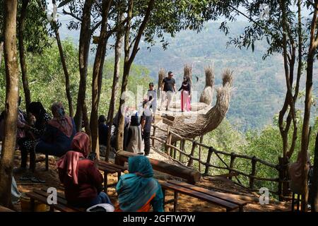 Drei Mädchen schießen von hinten in Pinus Penger, Yogyakarta Stockfoto