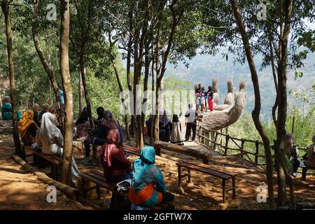 Drei Mädchen schießen von hinten in Pinus Penger, Yogyakarta Stockfoto