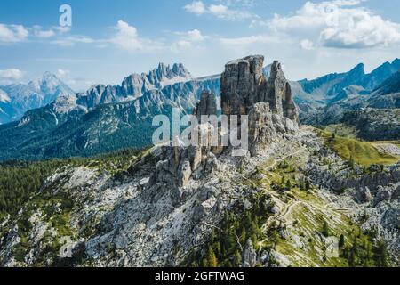 Luftaufnahme der Cinque Torri in den Dolomiten in Italien. Epische Landschaft an einem sonnigen Sommertag Stockfoto