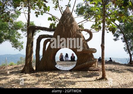 Drei Mädchen schießen von hinten in Pinus Penger, Yogyakarta Stockfoto