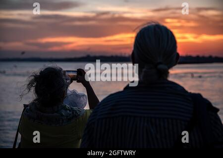 Istanbul, Türkei. Juni 2021. Beim Sonnenuntergang am Strand von Kadikoy wurden Menschen beim Fotografieren gesehen. (Bild: © Onur Dogman/SOPA Images via ZUMA Press Wire) Stockfoto