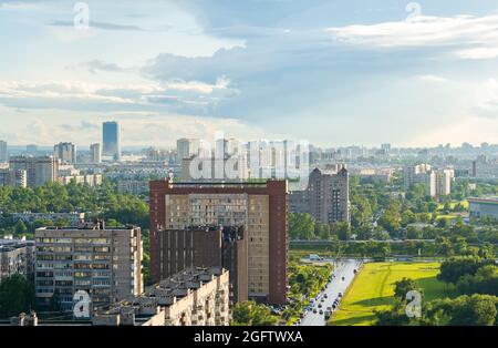 Wohngebiet Sankt Petersburg an einem Sommertag. Stockfoto