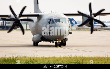 Langenhagen, Deutschland. August 2021. Ein Flugzeug des Typs Alenia C-27J Spartan der rumänischen Luftwaffe taxi über das Gelände des Flughafens Hannover-Langenhagen. Quelle: Moritz Frankenberg/dpa/Alamy Live News Stockfoto
