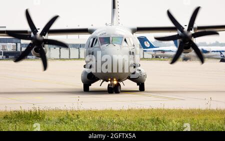 Langenhagen, Deutschland. August 2021. Ein Flugzeug des Typs Alenia C-27J Spartan der rumänischen Luftwaffe taxi über das Gelände des Flughafens Hannover-Langenhagen. Quelle: Moritz Frankenberg/dpa/Alamy Live News Stockfoto