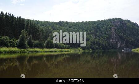 Südural Berge mit einem Fluss. Die Natur des Südurals in Russland. Stockfoto