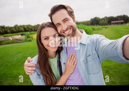 Foto von fröhlich lächelnd schöne verheiratete Paar nehmen Selfie Frau Mann genießen Sommerferien feiern Jubiläum Stockfoto