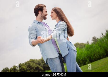 Profilseitenfoto von Good Mood aufgeregt Paar tanzen Liebesgeschichte Feiern Jubiläum Flitterwochen im Freien Stockfoto