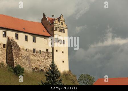 26. August 2021, Sachsen-Anhalt, Löbejün: Dunkle Wolken treiben über der historischen Wettiner Schlossanlage. Idyllisch im Naturpark Niedersaaltal gelegen, ist die Stadt ein beliebtes Ausflugsziel in der Region. In Sachsen-Anhalt ist es am Wochenende trüb und regnerisch. Die Temperaturen werden am Freitag zwischen 16 und 19 Grad erreichen, im Harz zwischen 12 und 16 Grad. Foto: Matthias Bein/dpa-Zentralbild/ZB Stockfoto