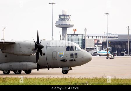 Langenhagen, Deutschland. August 2021. Ein Flugzeug des Typs Alenia C-27J Spartan der rumänischen Luftwaffe taxi über das Gelände des Flughafens Hannover-Langenhagen. Quelle: Moritz Frankenberg/dpa/Alamy Live News Stockfoto