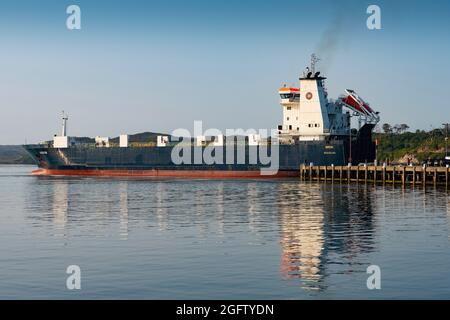 Stornoway, Schottland, Großbritannien. August 2021. MV Arrow manövriert im Hafen von Stornoway, Lewis. Das Schiff hat sich im Rahmen einer Kurzzeitcharter dem Caledonian MacBrayne angeschlossen, um den Güterverkehr zwischen Ullapool und Stornoway zu transportieren und so den Druck auf die stark befahrene Passagierfähre von MV Loch Seaforth zu verringern. Schottlands alternde Fähren waren den ganzen Sommer über regelmäßig mit Problemen konfrontiert, da die Fähren wegen Reparaturarbeiten außer Betrieb genommen wurden und die Schifffahrt unterbrochen oder storniert wurde. Iain Masterton/Alamy Live News. Stockfoto