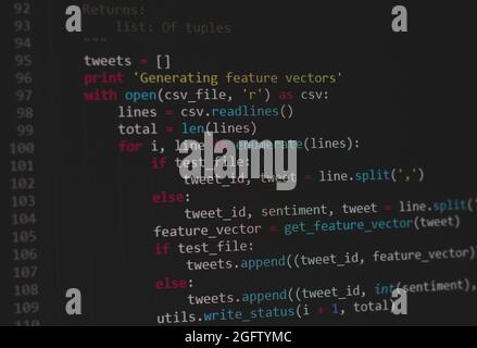 Entwickler Python, java-Skript, HTML, css-Quellcode auf dem Bildschirm. Schreiben Skript des Software-Entwicklers. Programm-Codierung. Programmierer Bearbeitung von Code Stockfoto