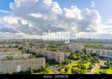 Wohngebiet Sankt Petersburg an einem Sommertag. Stockfoto