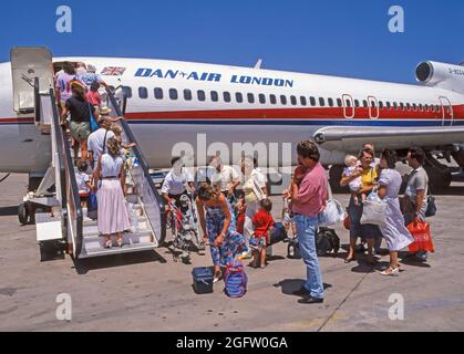 Familien als Passagiere eines Dan Air London Fluges nach Hause eine Lifestyle Wahl von Müttern und Vätern auf Mahón Menorca flughafen in Nahaufnahme Archiv 1991 Ansicht von Ende des Familienpakets Sommerurlaub für Familien mit Babys Kleinkindern und Handgepäck, das bei heißem spanischem Sonnenschein an einem sonnigen Tag im mediterranen blauen Himmel bei Steps an Bord des G-BCDA aus den 1990er Jahren ansteht Jet Flugzeug auf Charterflug nach Hause in Boeing 727 Tri Jet Flugzeug im Archiv 80er Jahre Bild Spanien Stockfoto