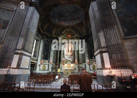 Rückansicht von zwei Personen in der Eglise Saint-Sulpice in Paris, Frankreich Stockfoto