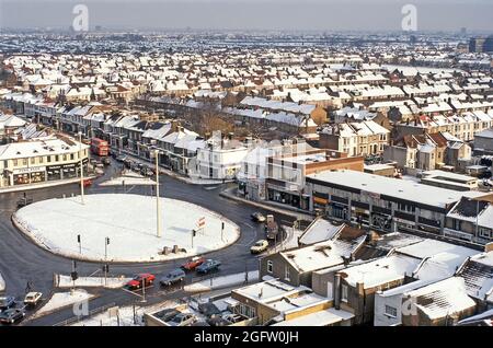 Archiv 1991 Wintersonne in Luftaufnahme der behandelten Verkehrskreisel an der Fanshaw Lane und der Longbridge Road mit schneebedeckten 1990er-Jahren-Wohndächern darüber hinaus in diesem dicht besiedelten 90er-Jahre-Archivbild einer urbanen Landschaft in der Stadt Barking im Osten Londons, England Stockfoto