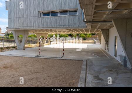 Mini-Fußballtor auf dem Hintergrund eines modernen architektonischen Gebäudes Stockfoto