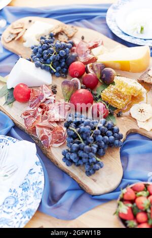 Luxuskäse, Obst und Wurstwaren auf der Weide Stockfoto