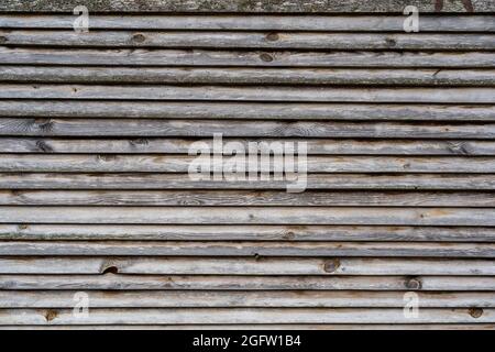 Hölzerne Scheunenwand aus Brettern. Stockfoto