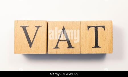 Das Wort Fact oder Fake wurde aus Holzwürfeln erschaffen. Nahaufnahme von Finanzen und Wirtschaft. Stockfoto