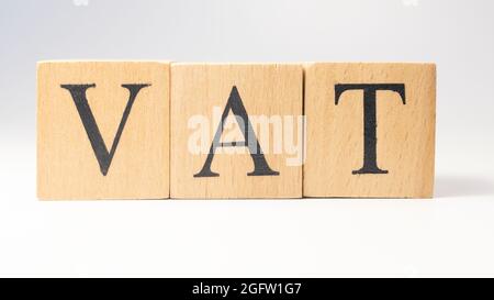 Das Wort Fact oder Fake wurde aus Holzwürfeln erschaffen. Nahaufnahme von Finanzen und Wirtschaft. Stockfoto