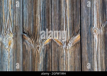 Hölzerne Scheunenwand aus Brettern. Stockfoto