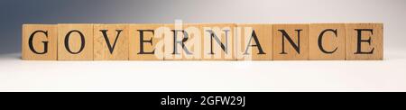 Das Wort GOVERNANCE wurde aus Holzwürfeln geschaffen. Recht und Staat. Nahaufnahme. Stockfoto