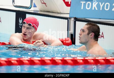 Die britische Reece Dunn (rechts) wird von Jordan Catchpole gratuliert, nachdem sie am dritten Tag der Paralympischen Spiele von Tokio 2020 in Japan das Finale der Männer im 200 Meter Freestyle - S14 im Tokyo Aquatics Center gewonnen hat. Bilddatum: Freitag, 27. August 2021. Stockfoto